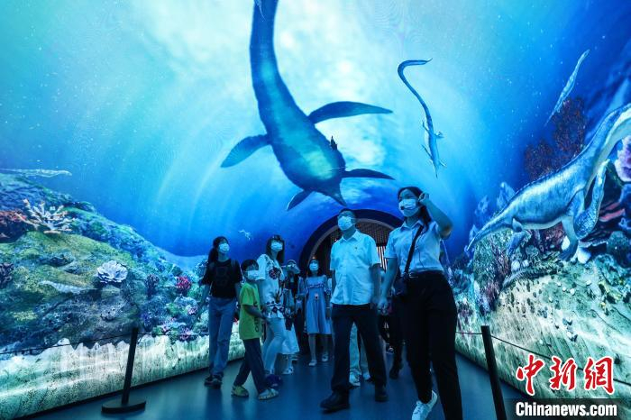 8月5日，参观者在模拟“海底世界”中游览。　瞿宏伦 摄