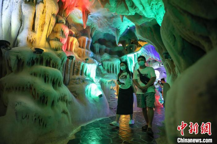 8月5日，参观者在模拟“贵州织金洞”景观中游览。　瞿宏伦 摄