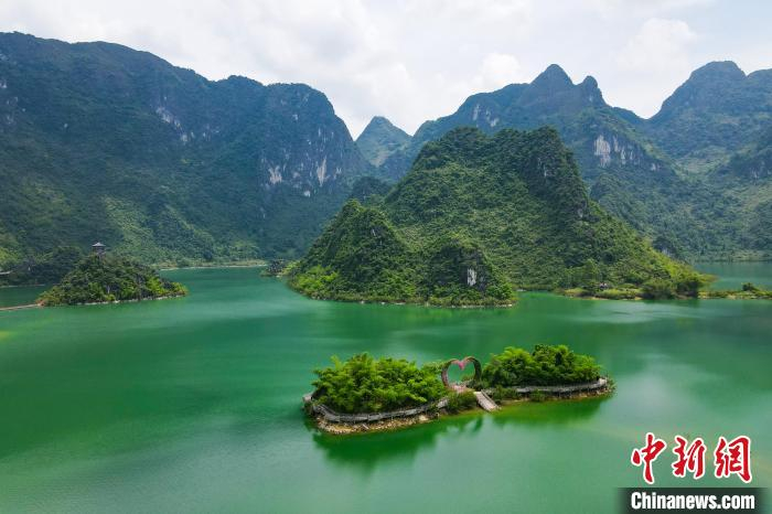 图为伶站瑶族乡浩坤村山青水绿。　王伟臣 摄