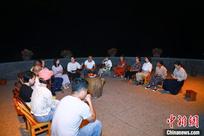 指南村夜话的现场。　任保秋 摄