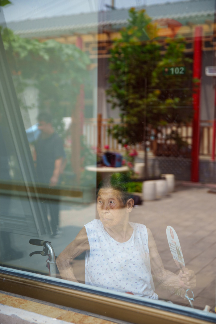 幸福晚年驿站，80岁的老人郑文秀望向院子。新京报记者 王子诚 摄