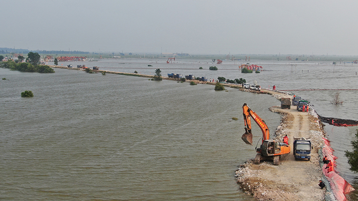 2022年8月5日，辽宁盘锦市绕阳河溃口险情处置现场，抢修封堵现场。视觉中国 图