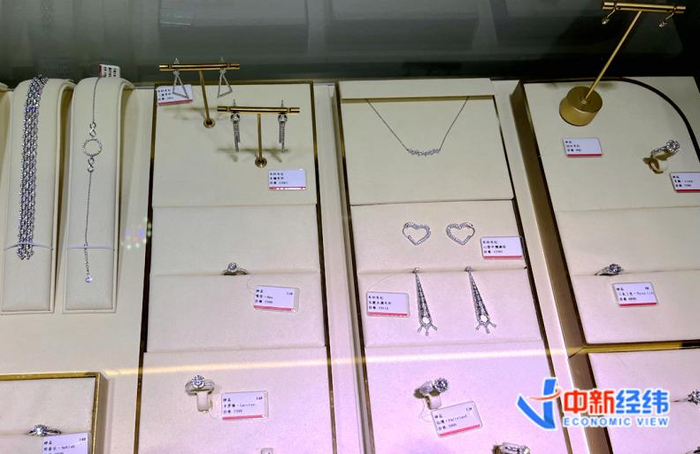 某培育钻石品牌线下店内售卖的产品 中新经纬闫淑鑫摄
