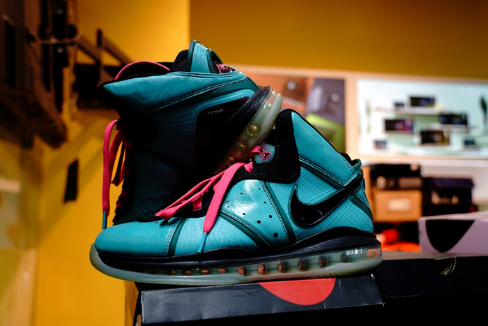 詹姆斯八代南海岸配色球鞋 国是直通车 陈昊星 摄