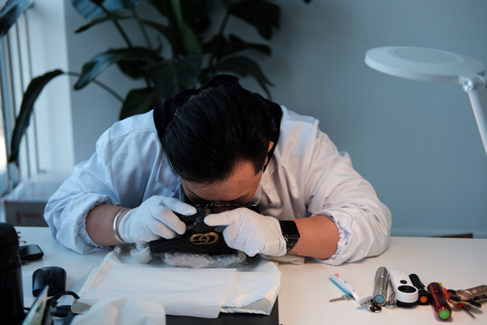 鉴定师正对商品的五金部件品牌，加工痕迹，工艺特征，金属含量，光谱特征进行确认&nbsp;受访者供图