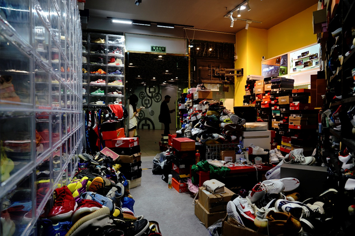 店铺的日常陈列状态 国是直通车 陈昊星 摄