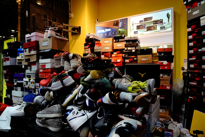 很多球鞋无序堆叠在球鞋店的收银台上 国是直通车 陈昊星 摄