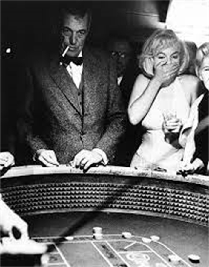 约翰·休斯顿与梦露在拍摄《乱点鸳鸯谱》期间