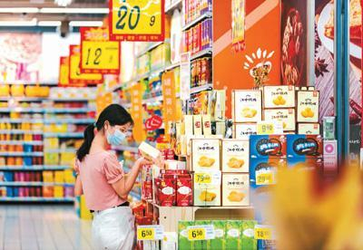近日，顾客在贵州省安顺市西秀区一家超市选购零食。陈 熙摄（新华社发）