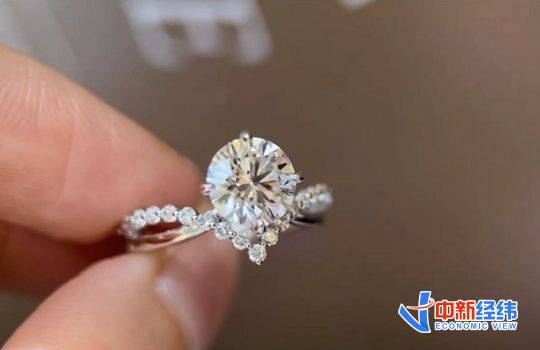 何洁到手的钻戒成品 受访者供图