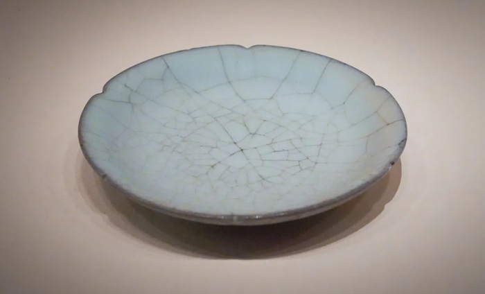 官窑青釉葵瓣口盘 南宋 故宫博物院