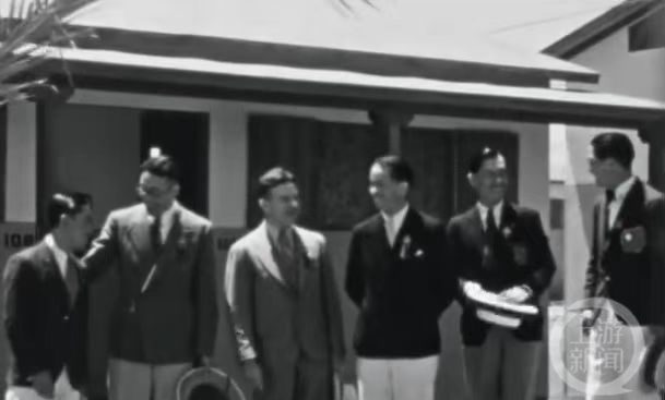 ▲右起第三人为刘雪松，左一为刘长春