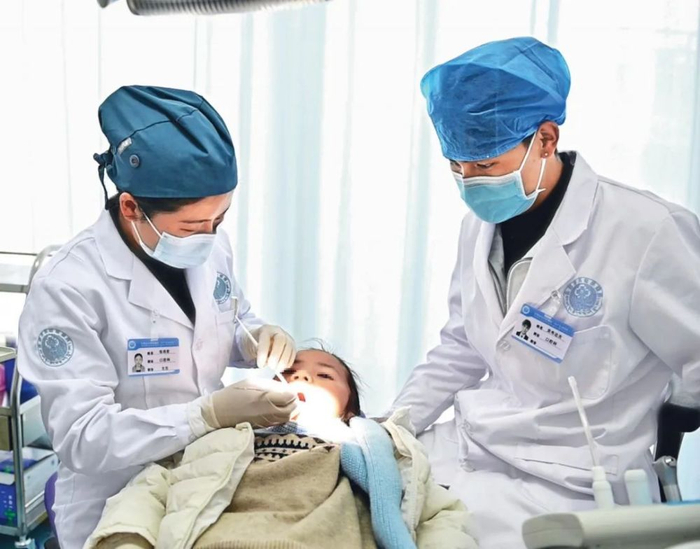 西藏昌都市妇幼保健院的援藏医生为患者治疗（2022年4月7日摄） 周荻潇摄/本刊