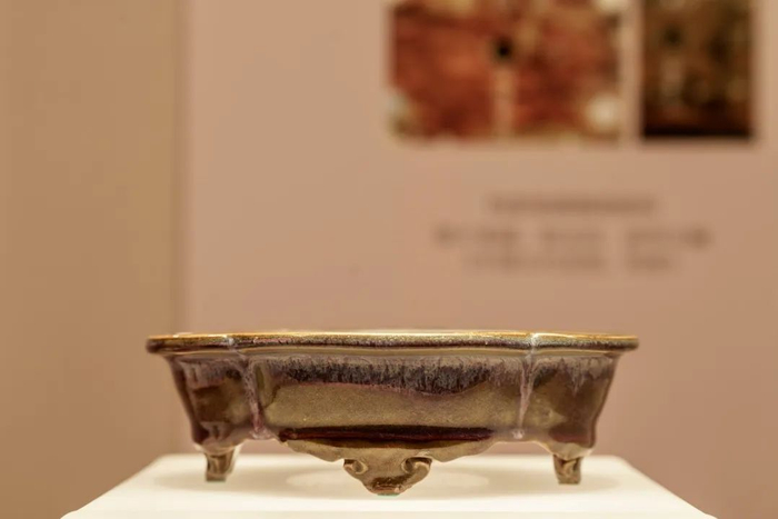 钧窑天蓝釉海棠式花盆托 北宋 故宫博物院