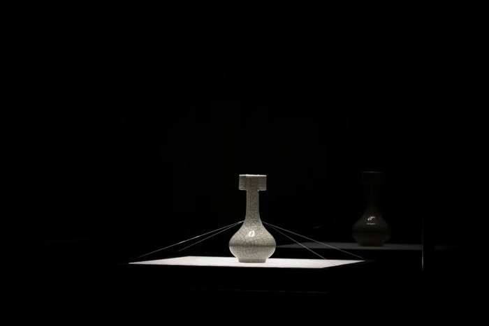 仿哥釉贯耳直颈瓶 清雍正 故宫博物院