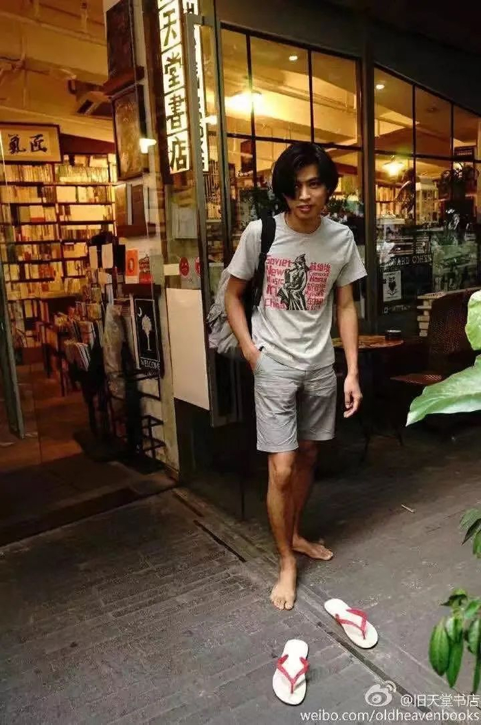 “音乐节和书店T恤终身模特。”/涂飞摄