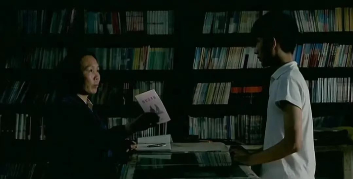 再回忆八十年代，只能想起“那时候天总是很蓝，日子总过得太慢”。/《孔雀》