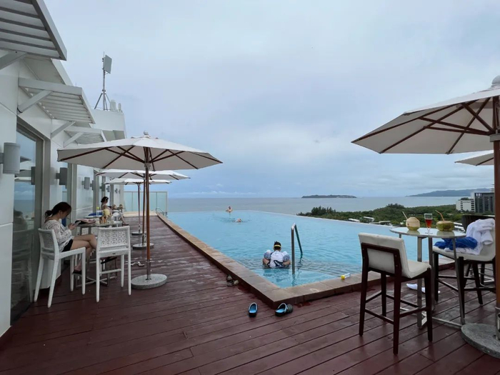 ▲酒店内仍有游客在正常戏水&nbsp;来源：受访者供图