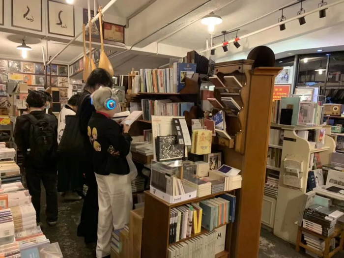 装修风格、阅读动线等硬件设计都得逐个操心。/涂飞摄