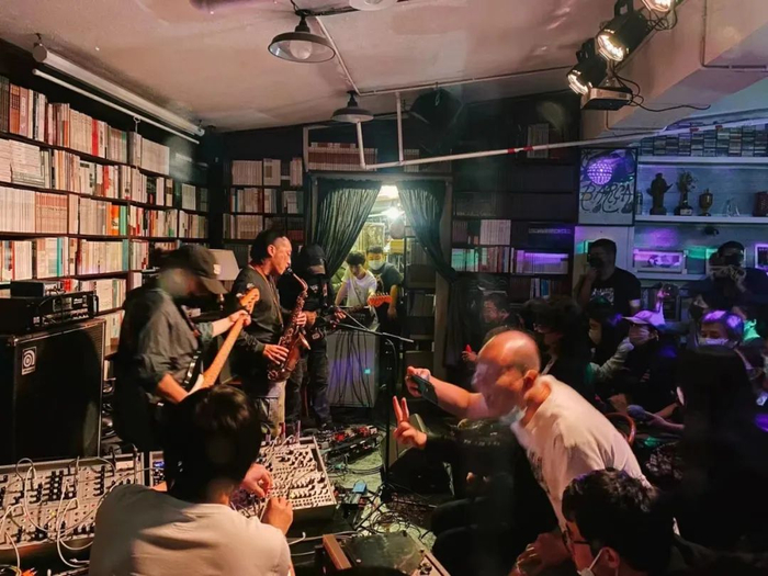 刘英、老丹、夏力、马木尔在店里即兴。/涂飞摄