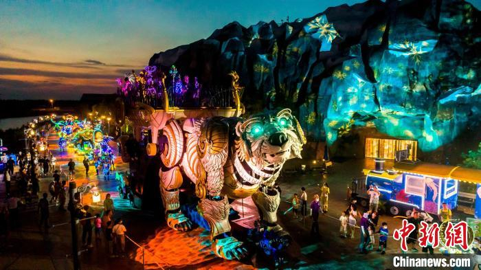 直立高度可达10米，全国最大机械北极熊亮相上海。　上海海昌海洋公园供图