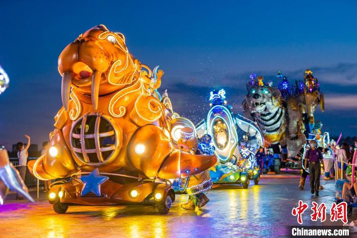 总长近200米、总重超60吨的十余“头”机甲巨兽天团“组团”亮相。　上海海昌海洋公园供图