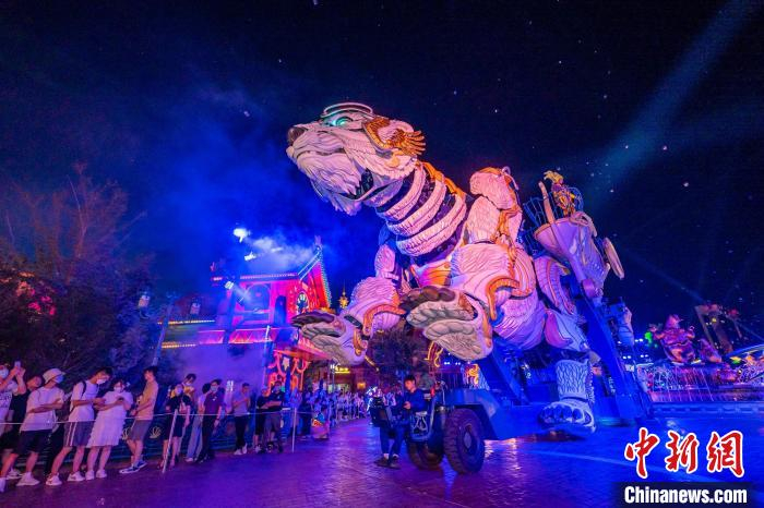 机械北极熊“冬”长16.5米，宽5.5米，直立高度可达10米，重35吨。　上海海昌海洋公园供图