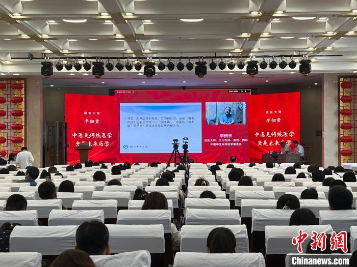 中医名家通过线上、线下分享名老中医经验，探讨提高中医药临床疗效的方法与路径。　张立程 摄
