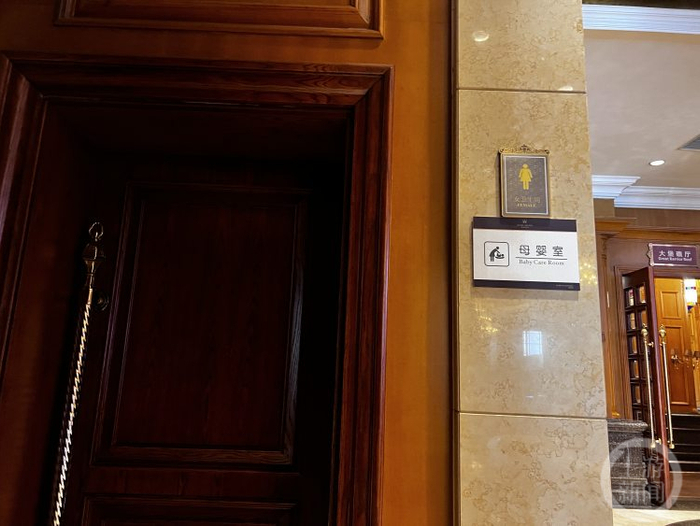 △渝北龙山街道一家酒店，母婴室设置在女厕所内。