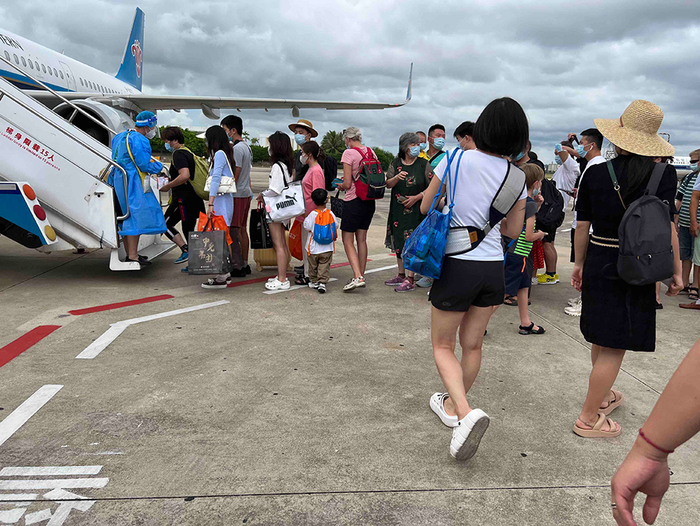 8月5日下午，黄女士一家人登上了三亚飞往上海虹桥机场的航班。 受访者供图