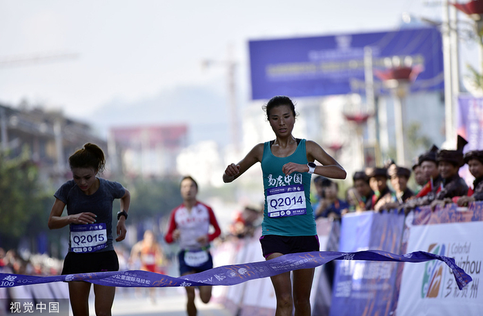 姚妙（右）是如今中国越野跑的代表人物之一。