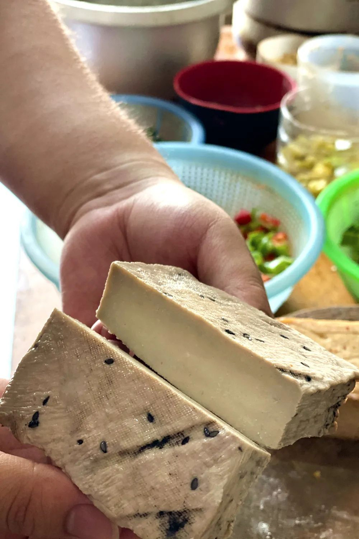 藏制豆腐，看着就像中国版的素奶酪。摄影 / 叶吟啸