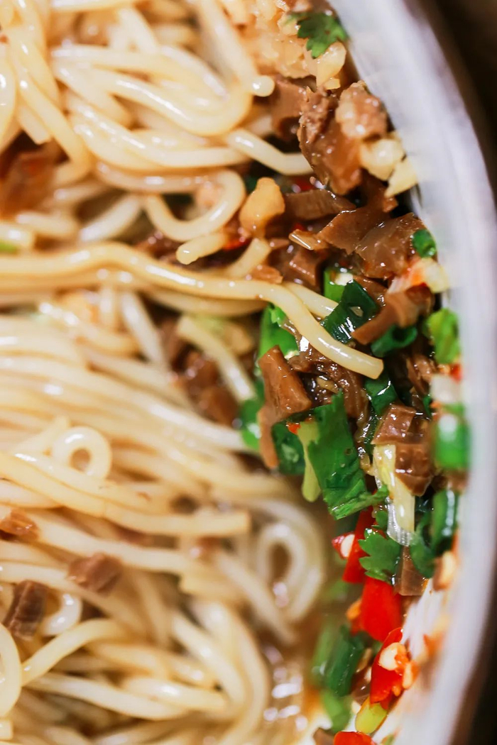 这碗炒粉干，满满的江西灵魂。图 / 图虫·创意 摄影 / 一只米朵