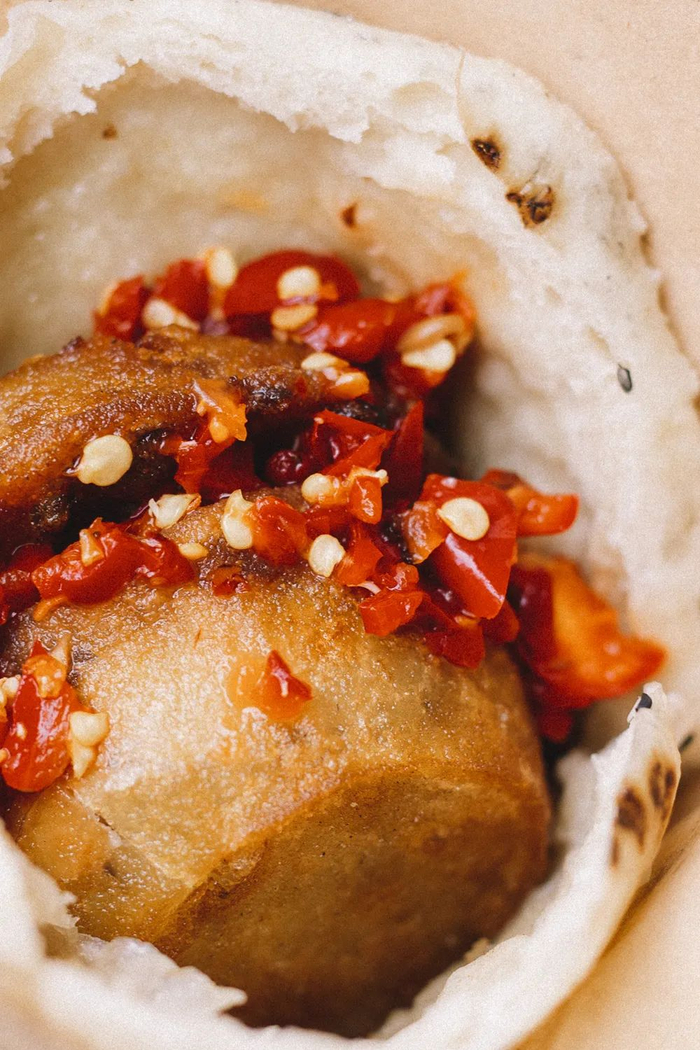 烧饼夹臭豆腐、油炸果，衢州独此一味。图 / 图虫·创意 摄影 / 一只米朵