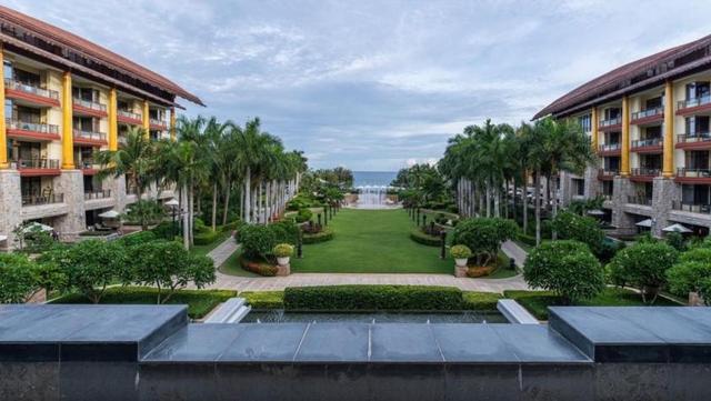 酒店窗外，可以看见海滩和棕榈树。受访者供图
