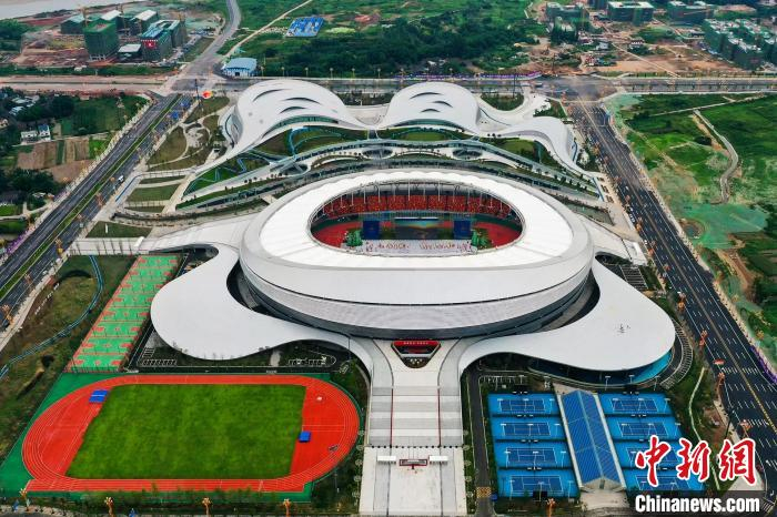 空中俯瞰乐山市奥林匹克体育中心。　龚启文 摄