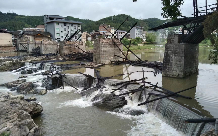 8月7日，经历了大火后的万安桥。受访者供图