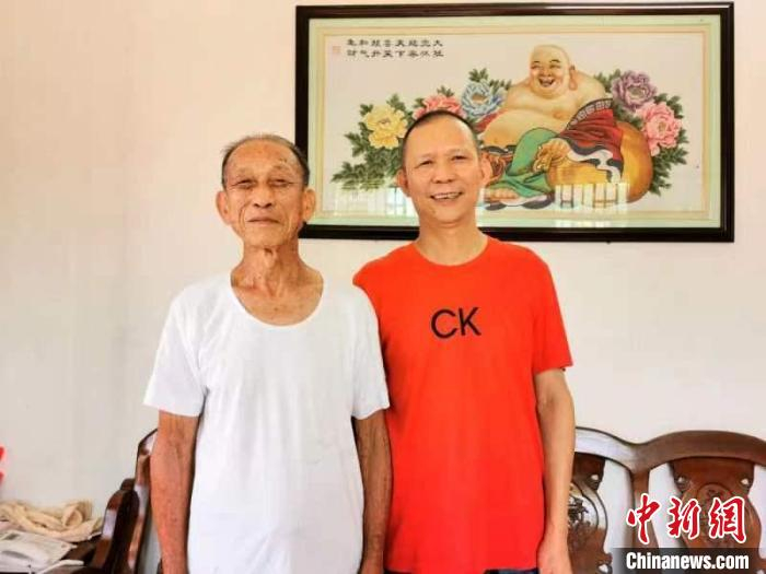 被称为“圆仔炳”的陈仕炳与汶村五味鹅制作技艺传承人陈建略合影 李晓春 摄