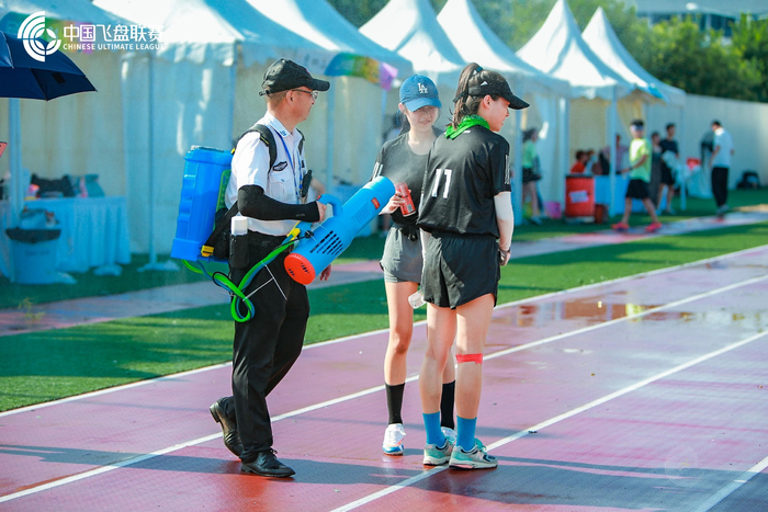 工作人员给运动员喷雾降温。  主办方供图