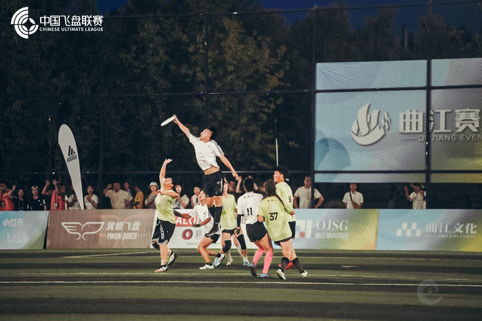 运动员在比赛中高高跃起接住飞盘。 主办方供图