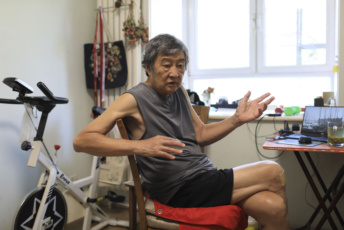 8月5日，摄影家刘世昭在聊当年骑行大运河的拍摄经历。新京报记者 浦峰 摄