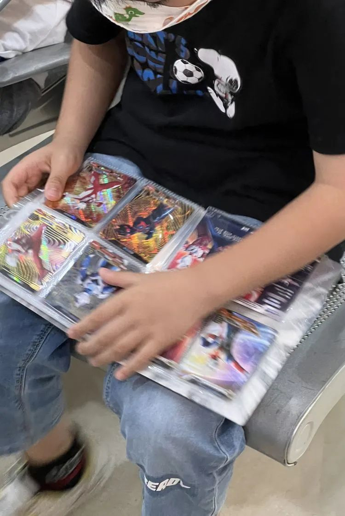 当代小学生，人均一套奥特曼卡牌。/ 新周刊记者 摄