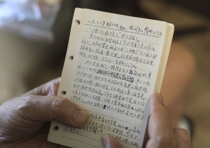 8月5日，摄影家刘世昭上世纪80年代骑行大运河期间写的日记。新京报记者 浦峰 摄