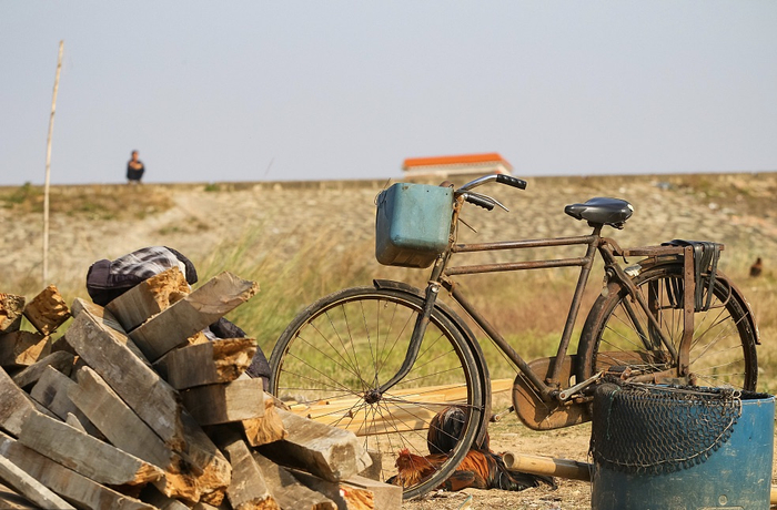 废弃的老单车。随着经济的发展，汽车文化开始成为主流。  视觉中国 图