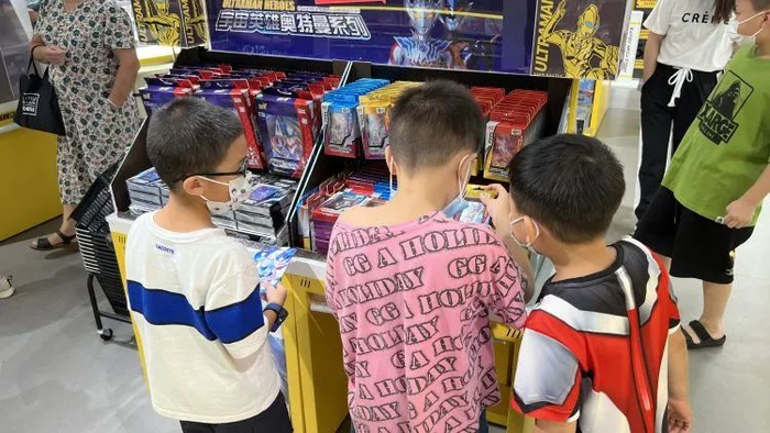 奥特曼卡牌，小学生的社交密码。/ 新周刊记者 摄 