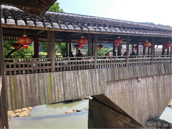 万安桥已变成当地的活动中心和休闲中心。刘妍 供图