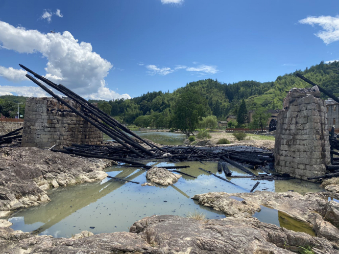 2022年8月6日晚，突发大火，福建宁德屏南万安桥的桥体已烧毁坍塌。澎湃新闻记者王选辉 图