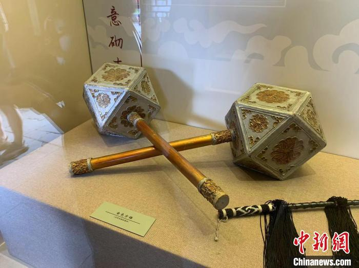 此次展览通过图文及黄靠、相貂等辅助展品，介绍中国最富有民族特色的艺术形式之一——戏曲。　韩宏 摄