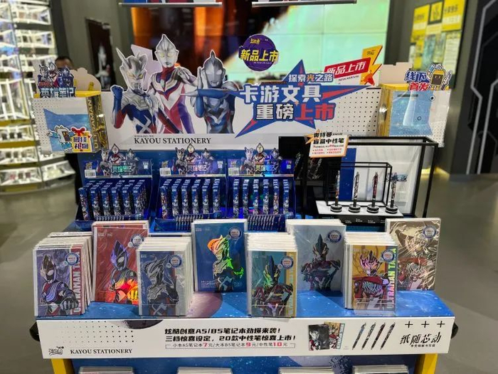 看到文具产品，家长表示很欣慰。/新周刊记者 摄