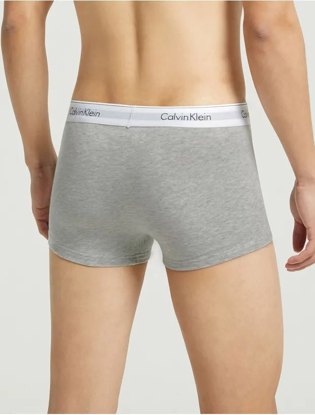 ▲裤身走线更是严格执行每英寸13-14针，均匀细腻，不易出现脱线、硌大腿的情况。